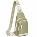 Bolso bandolera verde claro con correa ajustable y múltiples compartimentos